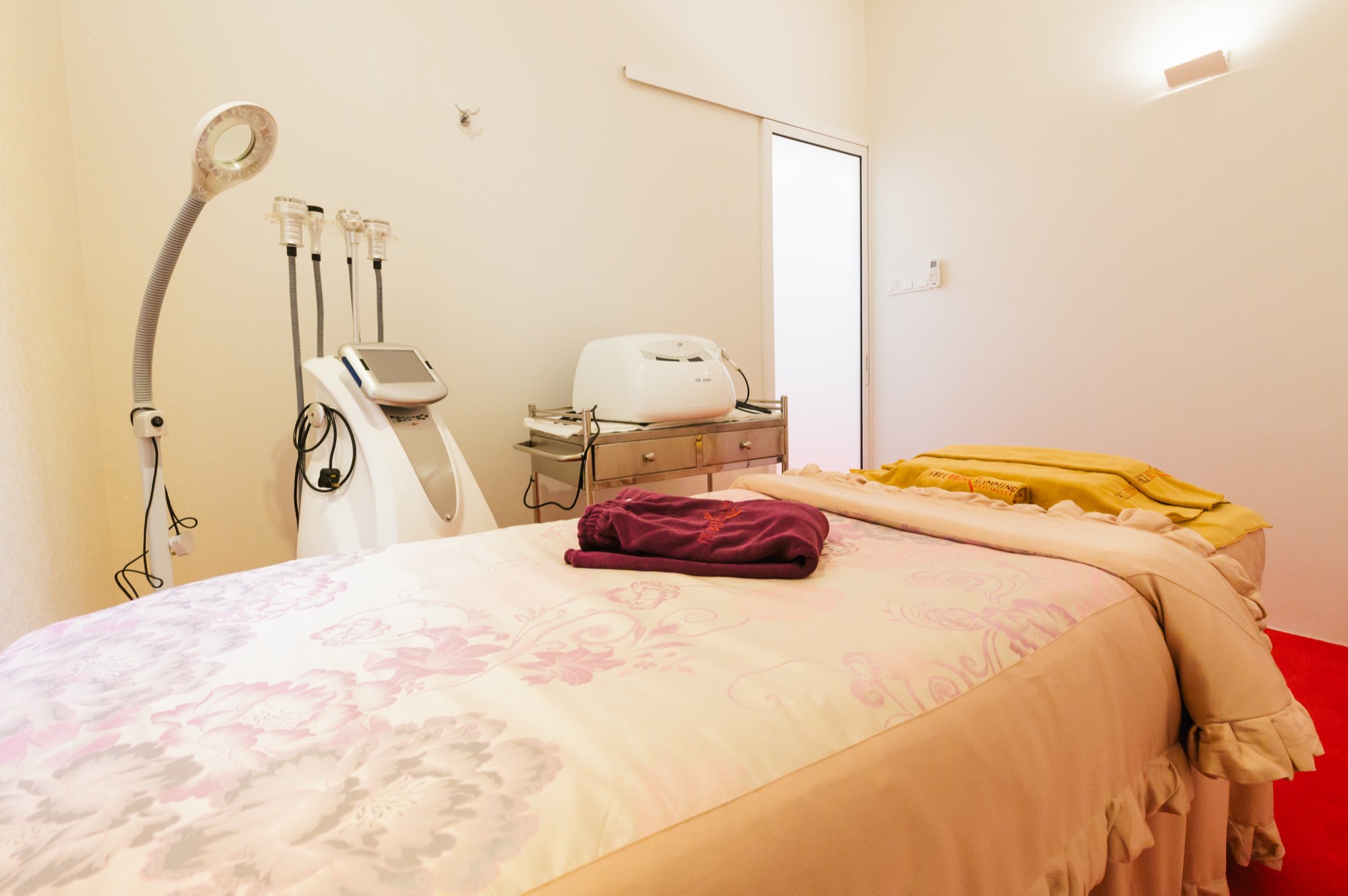 Back massage treatment room at Face Body Slimming Specialist
