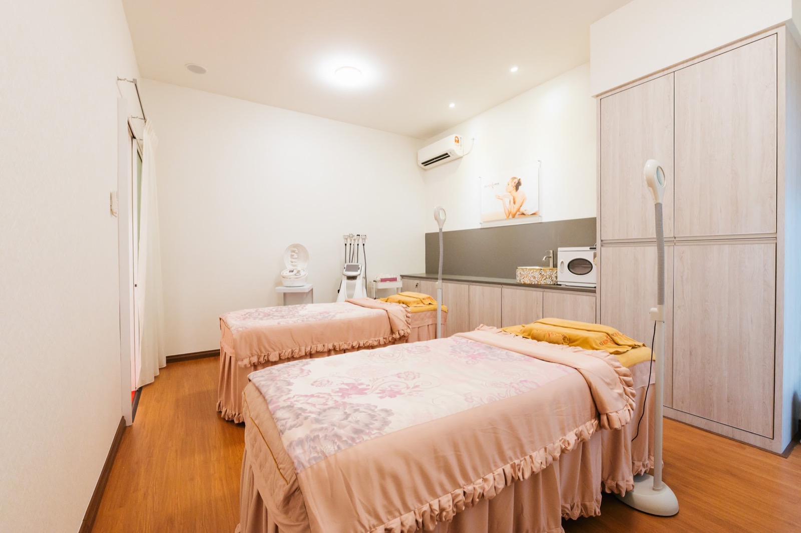 Foot massage comfort room at Face Body Slimming Specialist
